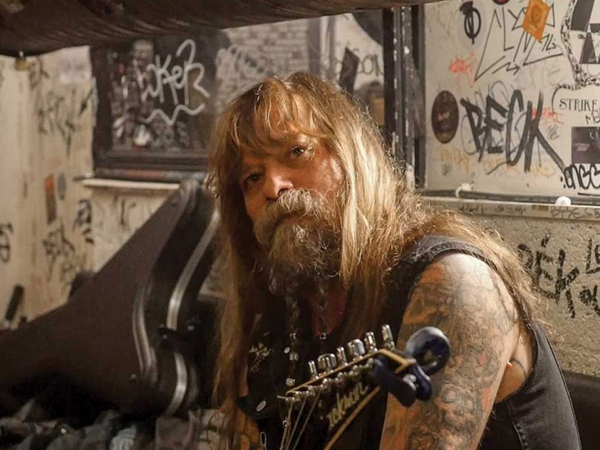 chris holmes sitting with his guitar 1200x900 1