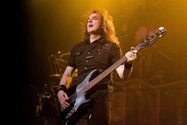 b2ap3 large megadeth member david ellefson plays bass live in concert