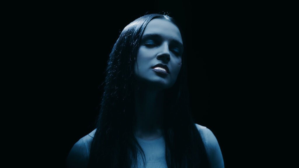 POPPY ANNOUNCES NEW ALBUM EMPTY HANDS SHARES BRUISED SKY visual data 7