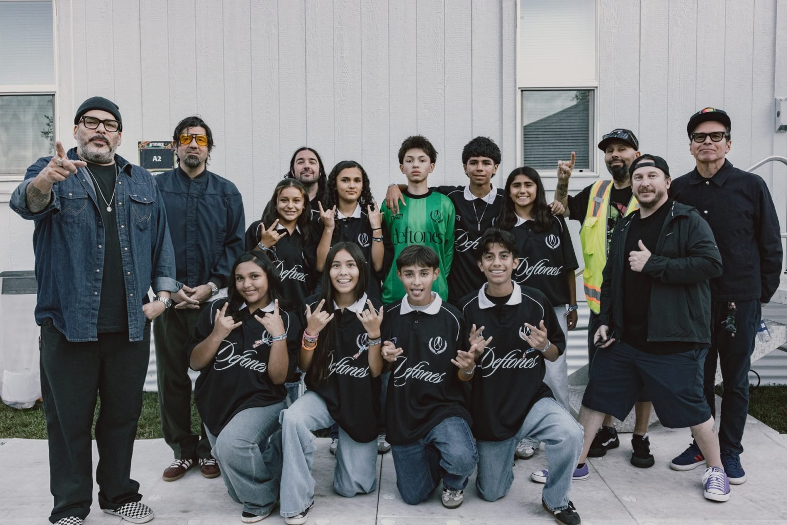 Deftones y GOAL Projects lanzan camisetas para apoyar fútbol juvenil en Sacramento 7 image 17