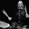 Danny Carey y The Crystal Method irrumpen en Las Vegas para presentar “Good Luck Have Fun Don’t Die” 4 Danny Carey de Tool tocando en un escenario oscuro.