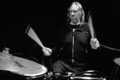 Danny Carey de Tool tocando en un escenario oscuro.