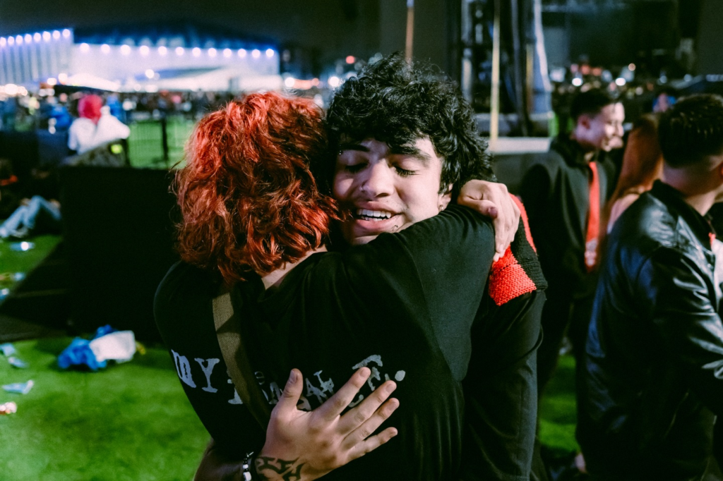 Dos personas abrazándose en un evento.