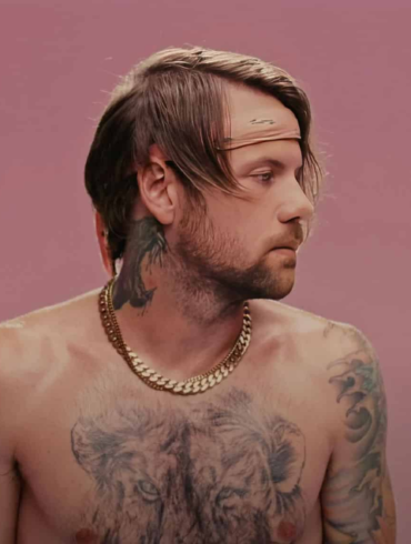 CALEB SHOMO de BEARTOOTH revela públicamente que es gay: “Estoy intentando finalmente sentirme orgulloso de quién soy”