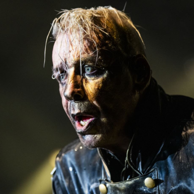 Till Lindemann revive el clásico de Marlene Dietrich "Ich bin von Kopf bis Fuss auf Liebe eingestellt" en su nuevo EP