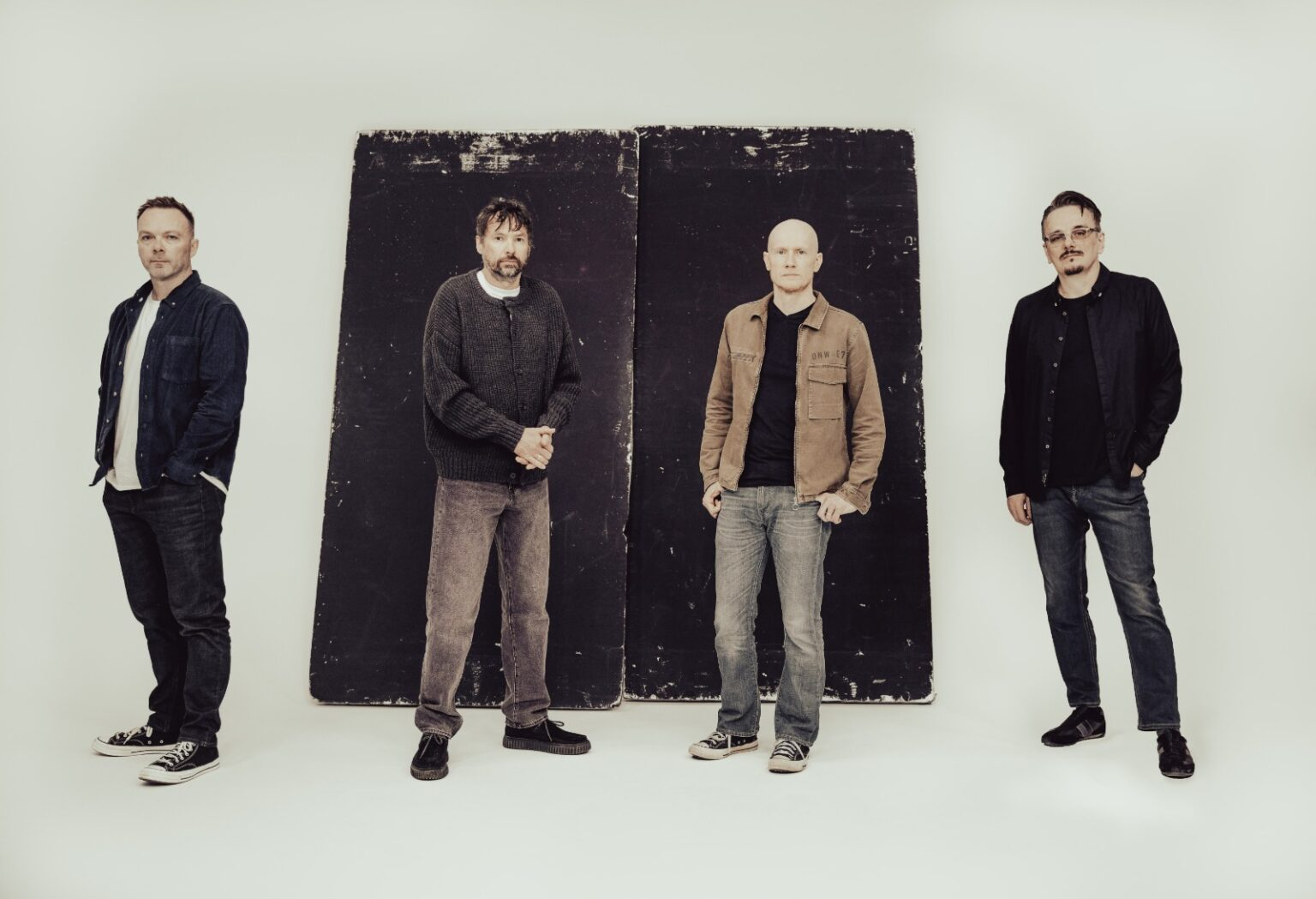 THE PINEAPPLE THIEF inicia una nueva era con “Hold The Ashes” 10 La agrupación liderada por Bruce Soord estrena “Hold The Ashes”, su primer sencillo bajo InsideOut Music y el primer vistazo a su próximo álbum de estudio.