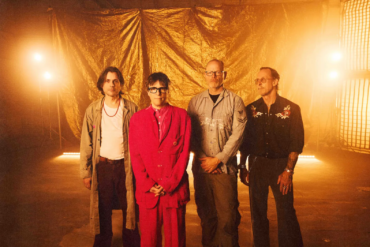 WEEZER anuncia su nuevo álbum homónimo y estrena “We Might As Well Be Strangers” junto a Karly Hartzman de Wednesday