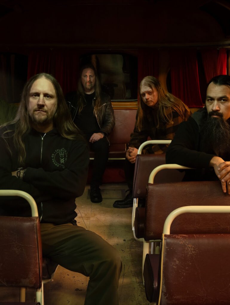 Amon Amarth promociona el lanzamiento de su primer sencillo acústico, "Upphaf", publicado por Metal Blade Records.