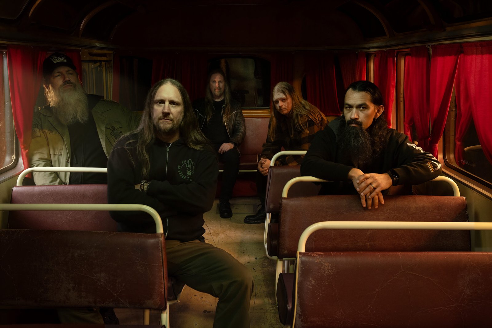 Amon Amarth sorprende con “Upphaf”, su primera canción acústica 16 Amon Amarth promociona el lanzamiento de su primer sencillo acústico, "Upphaf", publicado por Metal Blade Records.
