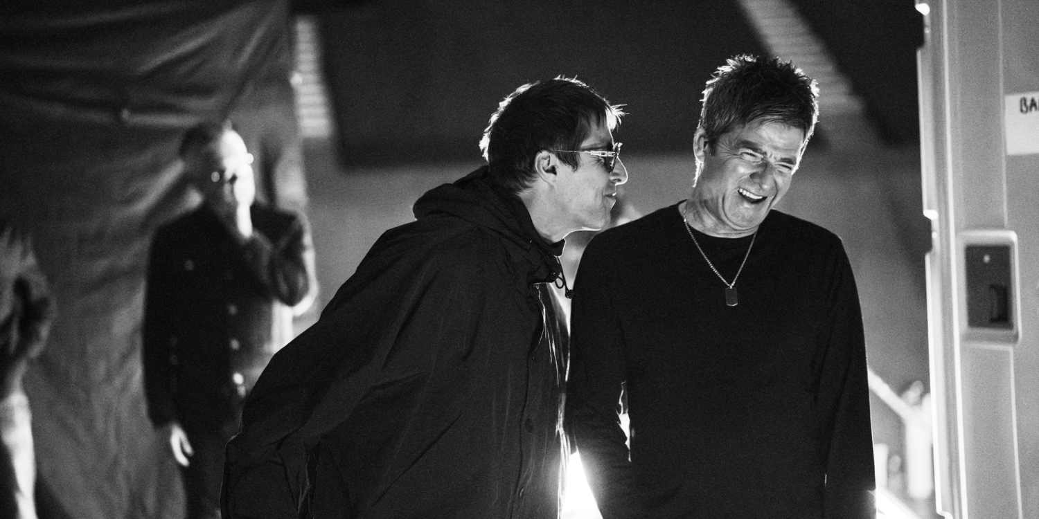 Liam y Noel Gallagher durante la gira Oasis Live '25 retratada en el documental OASIS: DON'T LOOK BACK IN ANGER.