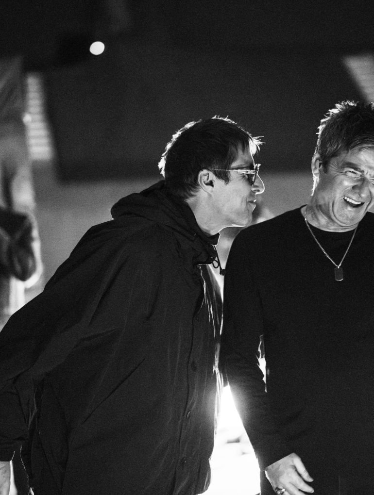 Liam y Noel Gallagher durante la gira Oasis Live '25 retratada en el documental OASIS: DON'T LOOK BACK IN ANGER.