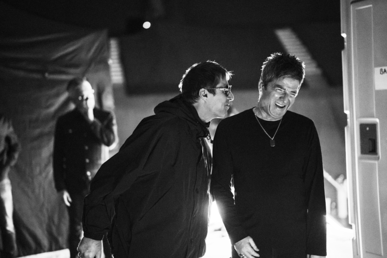 Liam y Noel Gallagher durante la gira Oasis Live '25 retratada en el documental OASIS: DON'T LOOK BACK IN ANGER.
