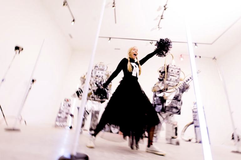 Sheri Moon Zombie en el video de su primer sencillo “I Love My Robot”, dirigido por Rob Zombie