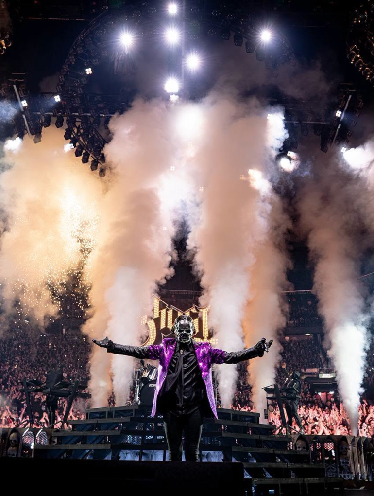 Papa V Perpetua durante los conciertos de GHOST en el Palacio de los Deportes, registrados para la película 2 Big To Rig.