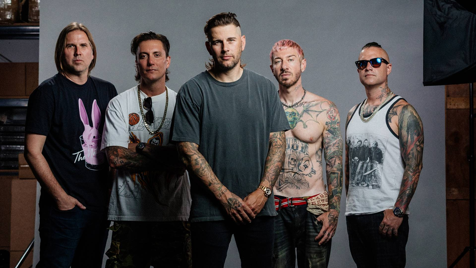 Avenged Sevenfold sorprende con el EP 'Statica' 16 Avenged Sevenfold sorprende con el lanzamiento del EP Statica, compuesto por cuatro canciones de carácter experimental.