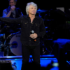 Bon Jovi interrumpe su concierto en Nueva York; Jon Bon Jovi revela que padece sinusitis 17 Jon Bon Jovi durante el concierto de Bon Jovi en el Madison Square Garden, presentación que fue interrumpida debido a una infección en los senos paranasales del cantante.