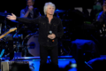 Jon Bon Jovi durante el concierto de Bon Jovi en el Madison Square Garden, presentación que fue interrumpida debido a una infección en los senos paranasales del cantante.