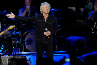 Jon Bon Jovi durante el concierto de Bon Jovi en el Madison Square Garden, presentación que fue interrumpida debido a una infección en los senos paranasales del cantante.