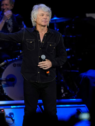 Jon Bon Jovi durante el concierto de Bon Jovi en el Madison Square Garden, presentación que fue interrumpida debido a una infección en los senos paranasales del cantante.