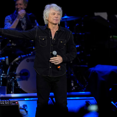 Jon Bon Jovi durante el concierto de Bon Jovi en el Madison Square Garden, presentación que fue interrumpida debido a una infección en los senos paranasales del cantante.