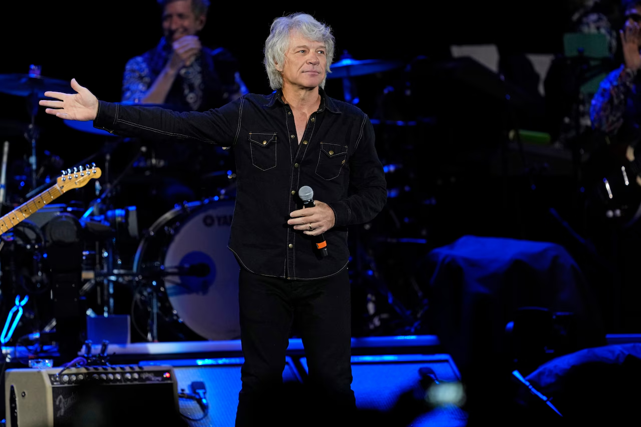 Bon Jovi interrumpe su concierto en Nueva York; Jon Bon Jovi revela que padece sinusitis 16 Jon Bon Jovi durante el concierto de Bon Jovi en el Madison Square Garden, presentación que fue interrumpida debido a una infección en los senos paranasales del cantante.