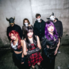 Imagen de NEON ONI durante la interpretación en vivo de “wake up, it’s time…”, canción que todavía no cuenta con una versión grabada en estudio.