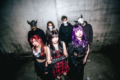 Imagen de NEON ONI durante la interpretación en vivo de “wake up, it’s time…”, canción que todavía no cuenta con una versión grabada en estudio.