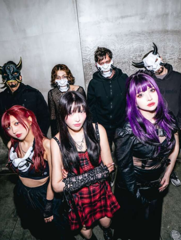 Imagen de NEON ONI durante la interpretación en vivo de “wake up, it’s time…”, canción que todavía no cuenta con una versión grabada en estudio.