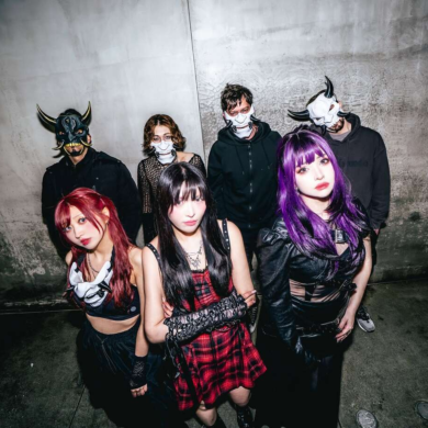 Imagen de NEON ONI durante la interpretación en vivo de “wake up, it’s time…”, canción que todavía no cuenta con una versión grabada en estudio.