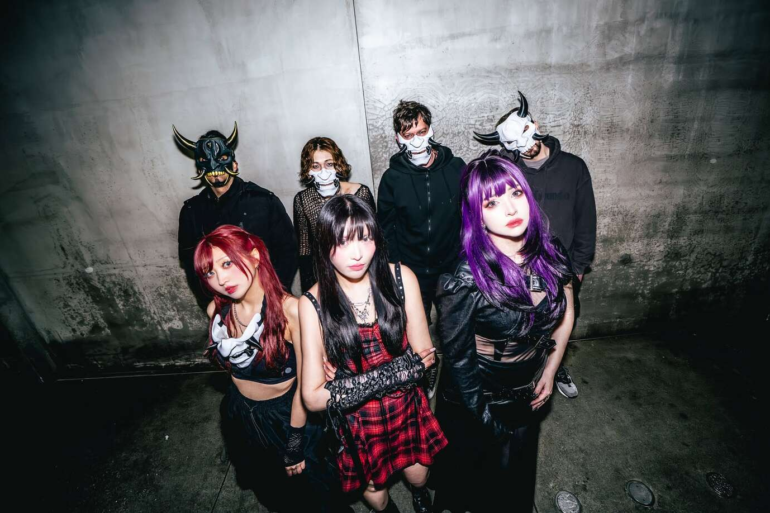 Imagen de NEON ONI durante la interpretación en vivo de “wake up, it’s time…”, canción que todavía no cuenta con una versión grabada en estudio.