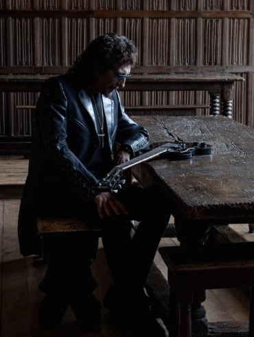 Tony Iommi anuncia From The Dark, su primer álbum solista en 21 años, y estrena World Alone junto con el vocalista Jørn Lande.