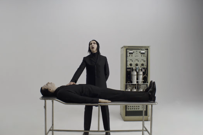 Marilyn Manson estrena el videoclip oficial de "Front Toward Enemy", nuevo sencillo de One Assassination Under God – Chapter 2.