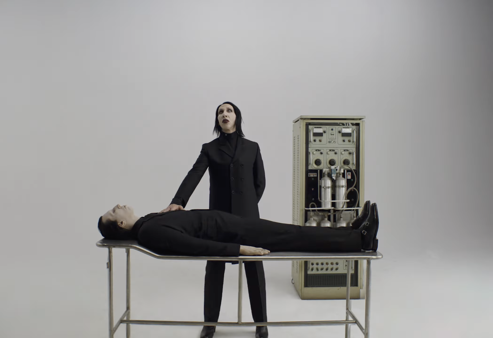 Marilyn Manson estrena el video oficial de 'Front Toward Enemy' 16 Marilyn Manson estrena el videoclip oficial de "Front Toward Enemy", nuevo sencillo de One Assassination Under God – Chapter 2.