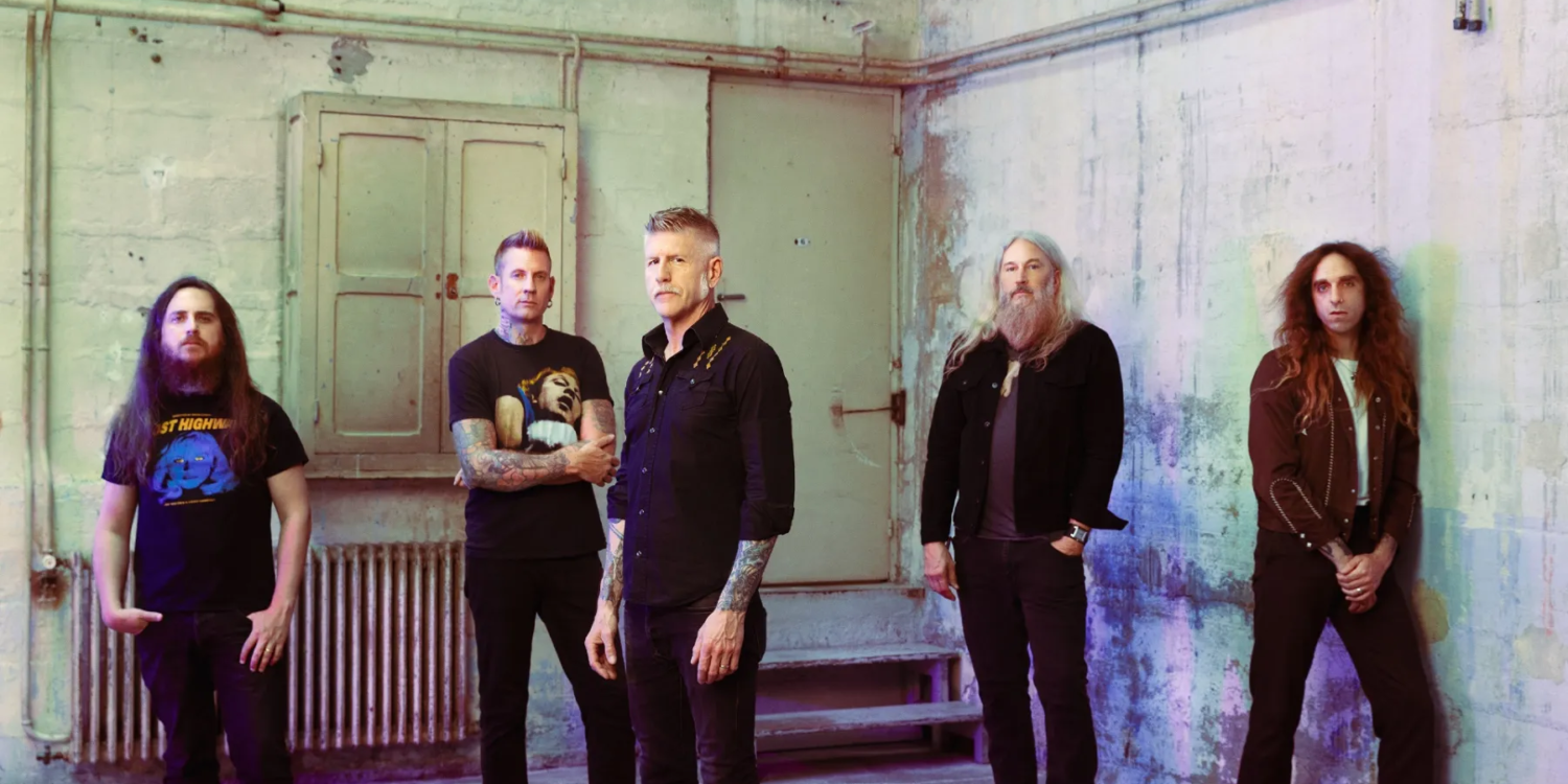 Frank recorre un paisaje inundado en el video de In The Ruins de Mastodon