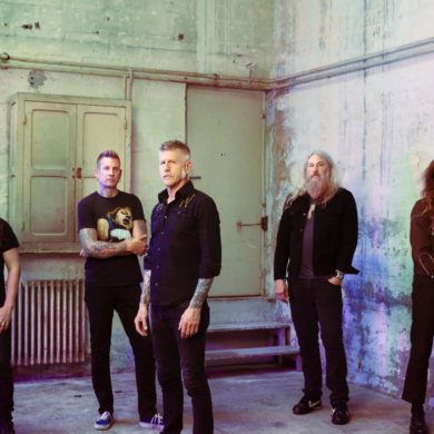 Frank recorre un paisaje inundado en el video de In The Ruins de Mastodon
