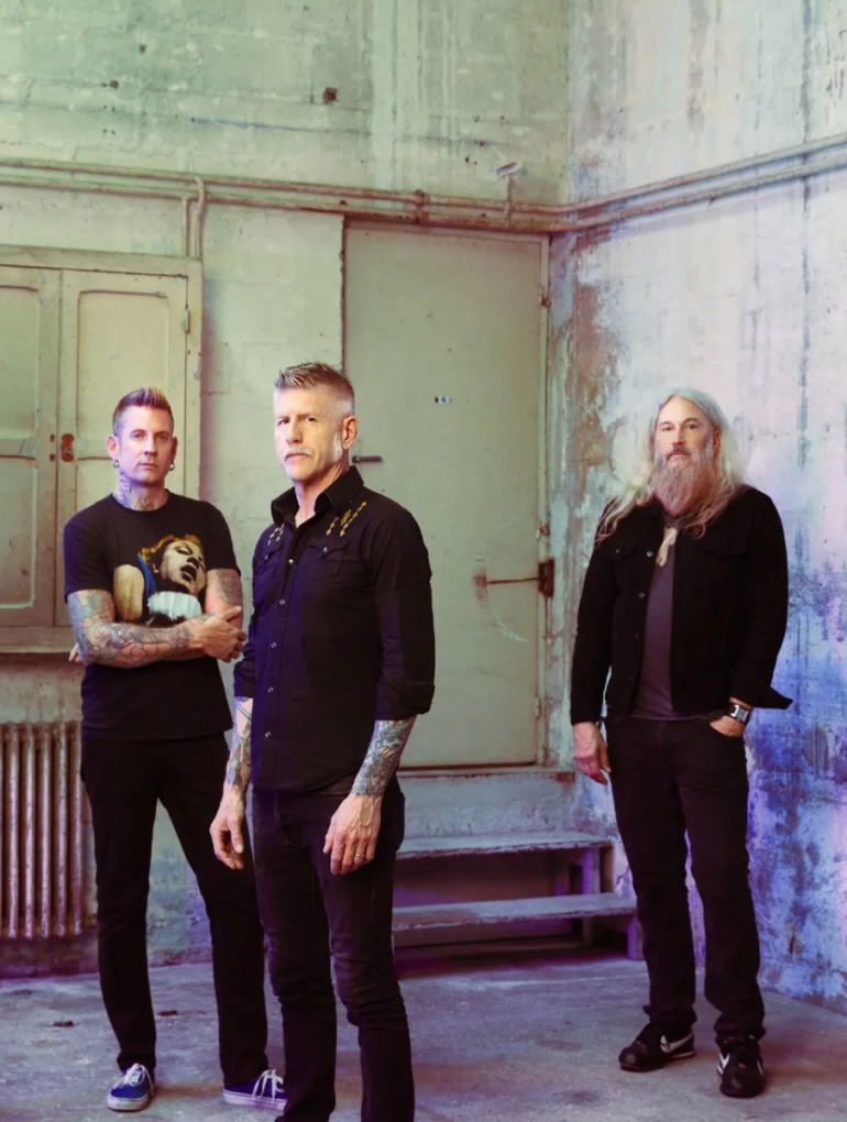Frank recorre un paisaje inundado en el video de In The Ruins de Mastodon