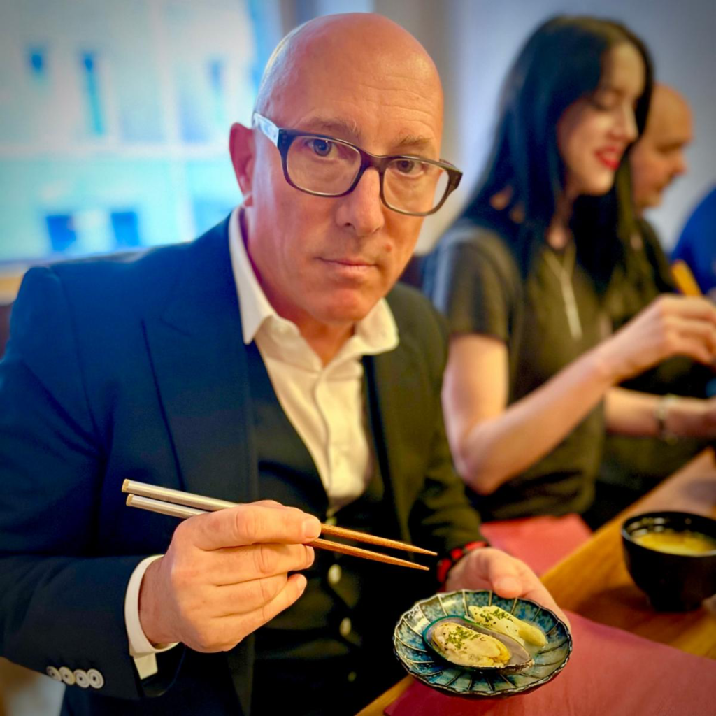 Maynard James Keenan abrirá el restaurante Queen B Sushi en Arizona 18 image 43