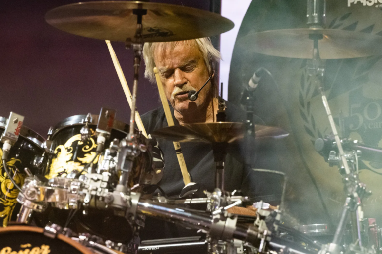 Frank Beard, responsable del inconfundible Texas shuffle de ZZ Top, murió rodeado por su familia mientras permanecía bajo cuidados paliativos.