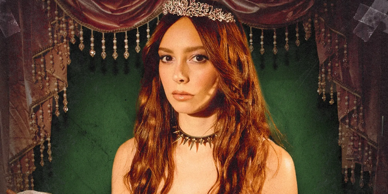LØLØ convierte su química en directo con Ella Red en una nueva versión de “delusional darling”