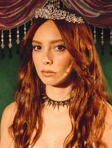 LØLØ convierte su química en directo con Ella Red en una nueva versión de “delusional darling”