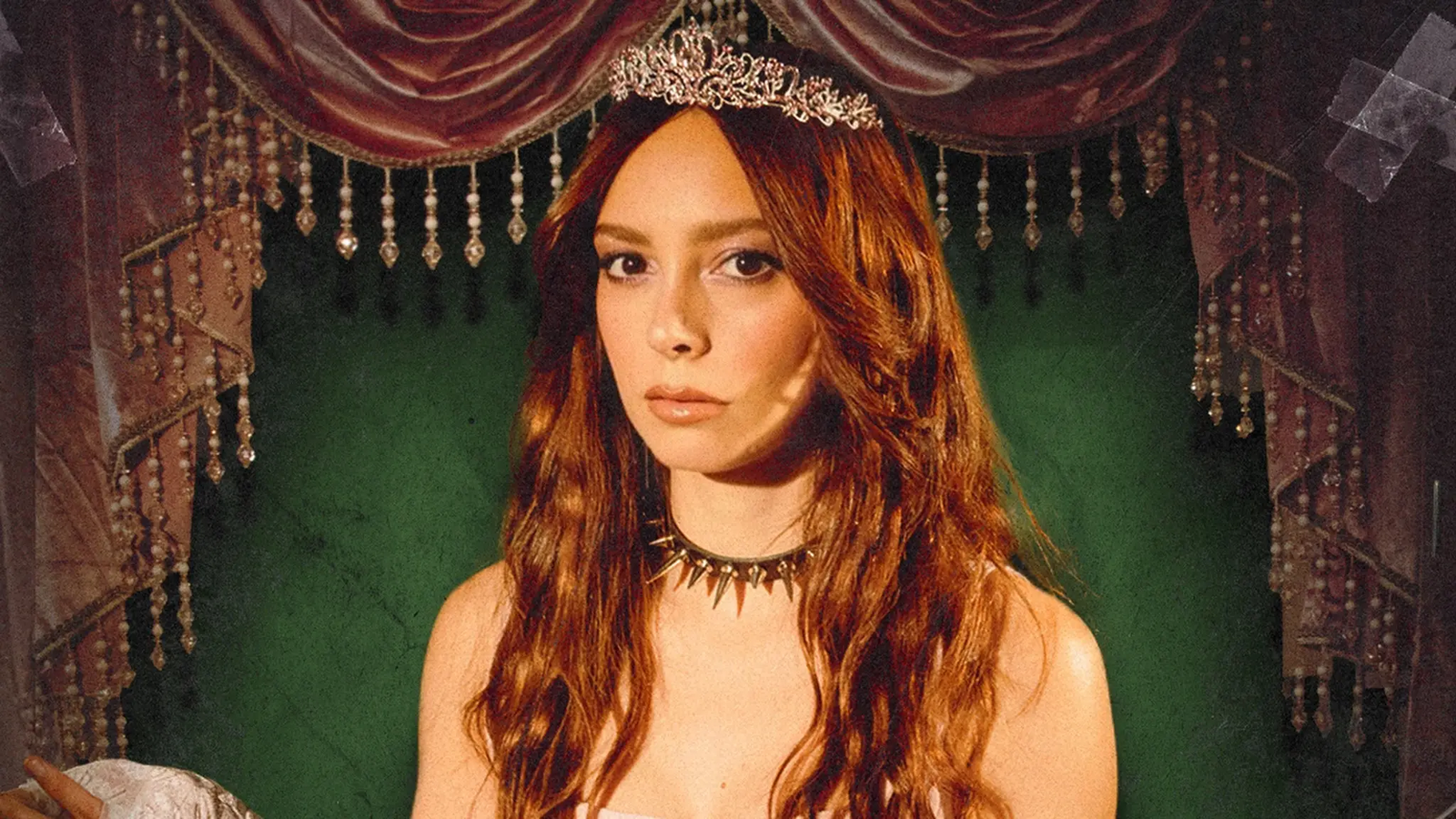 LØLØ convierte su química en directo con Ella Red en una nueva versión de “delusional darling” 16 LØLØ convierte su química en directo con Ella Red en una nueva versión de “delusional darling”