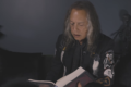 Kirk Hammett, de Metallica, lee 'The Raven', de Edgar Allan Poe, para Halloween