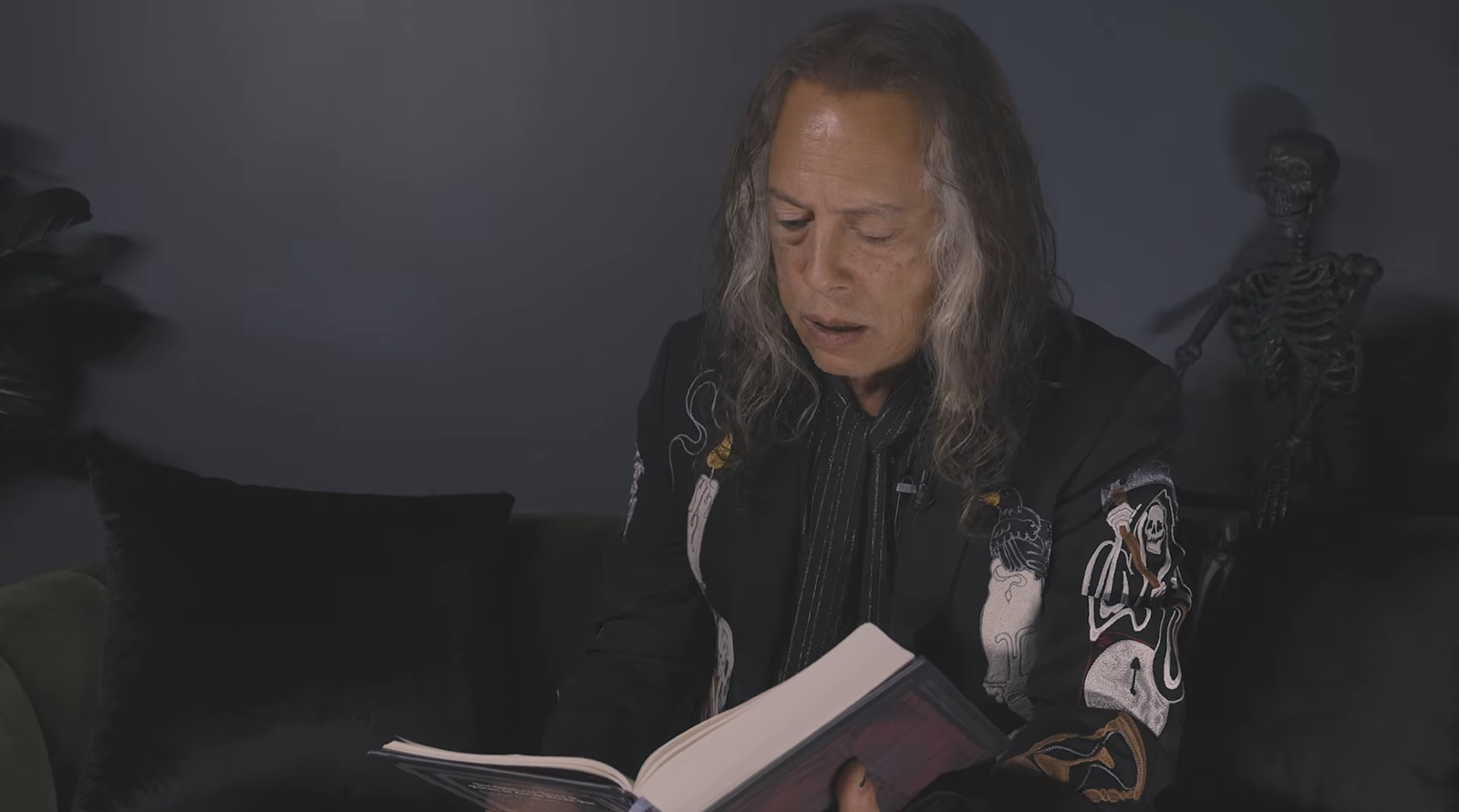 Kirk Hammett, de Metallica, lee 'The Raven', de Edgar Allan Poe, para Halloween 16 Kirk Hammett, de Metallica, lee 'The Raven', de Edgar Allan Poe, para Halloween