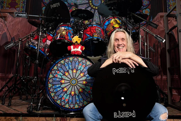 Nicko McBrain rechazó jugar golf con Trump y dijo que el presidente "y su bola de compinches" deberían ir a la cárcel.
