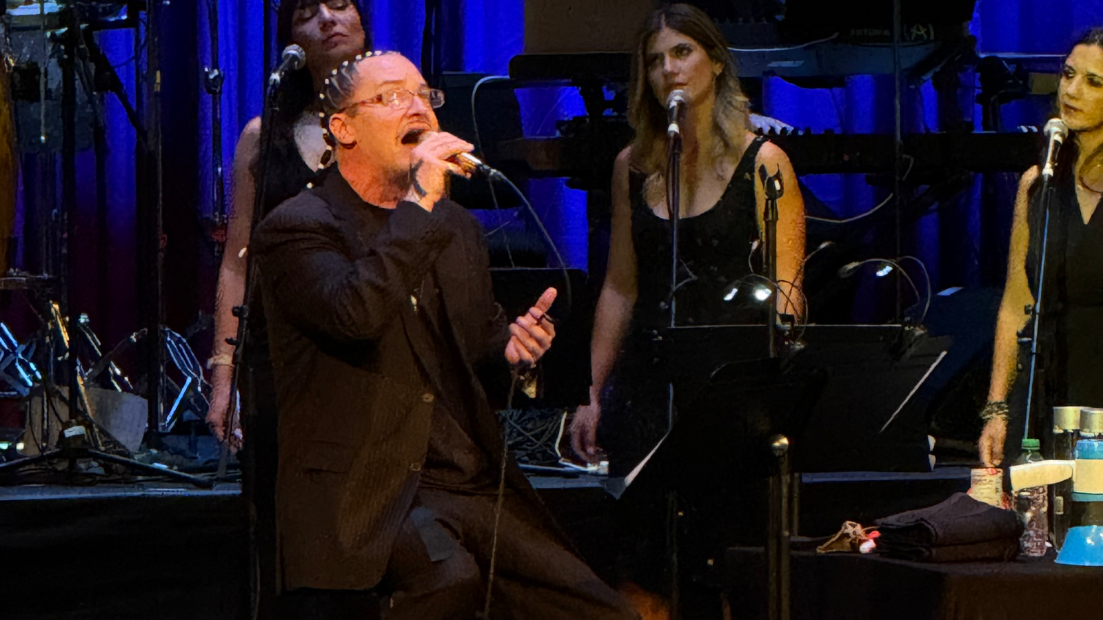 Mike Patton y Mondo Cane en Bellas Artes: pop italiano, mariachi y una noche imposible de encasillar 16 Mike Patton y Mondo Cane en Bellas Artes: pop italiano, mariachi y una noche imposible de encasillar